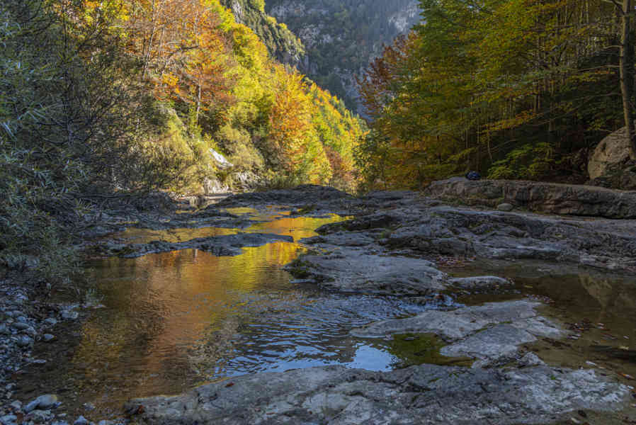 Huesca - parque nacional de Ordesa y Monte Perdido - valle de Escuaín 31 - garganta de Escuaín - Surgencia del rio Yaga.jpg